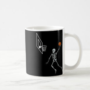 Vintage-Skelett-Spieler, der den Basketballkorb ve Kaffeetasse