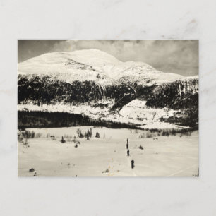 Vintage-Ski-Bild, Skifahrer im Tal Postkarte