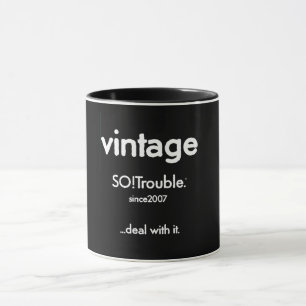 vintage SO!Trouble-Logo und Tagline auf Schwarz Tasse