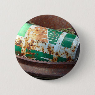 Vintage Soda-Dose in einem Stapel des Krams Button