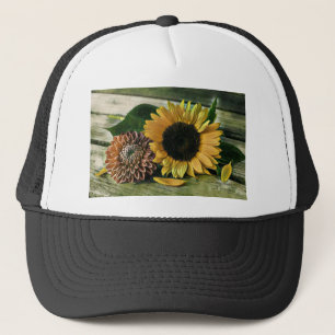 Vintage Sonnenblumenfarbe auf einem Holztisch Truckerkappe