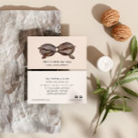 Vintage Sonnenbrille Gebrauchtshaus Visitenkarte<br><div class="desc">Elegante Visitenkarten für Vintage Sonnenbrillen, Accessoires oder Gebrauchtkleideräume, Sonnenbrillen reparieren, ungestörte Profis, bieten elegante Vintage Illustration altmodischer Sonnenbrillen in Braun und Schwarz. Passen Sie die Vorderseite mit zwei Zeilen benutzerdefiniertem Text an, und fügen Sie Ihre vollständigen Kontaktdaten mit der Vorlage zur Rückseite hinzu. Soziale Symbole Eine Andere Farben verfügbar Für...</div>