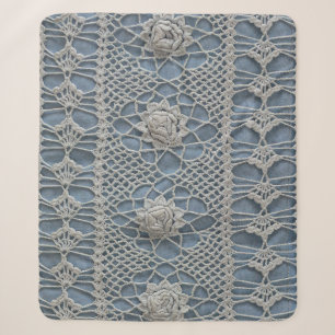 Vintage Spitze: kleine weiße Rosen. Sherpadecke