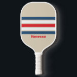 Vintage Squadron durch Streifen mit Namen Pickleball Schläger<br><div class="desc">Vintages Squadron Across Striping mit Name Pickleball Paddle ruft kühne, klassische Energie hervor und verbindet starke, zeitlose Töne mit fließenden, Squadron-inspiriert Mustern, die Bewegung und Rhythmus auf dem Hof nahe legen. Sein auffallendes Design bringt Persönlichkeit und Flair in jede Kundgebung und verwandelt jedes Spiel in einen spirituellen Ausdruck der Individualität....</div>