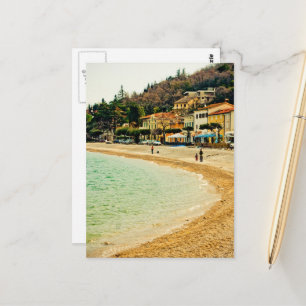 Vintage-Strand-Stadt am Meer Häuser und Bäume Postkarte