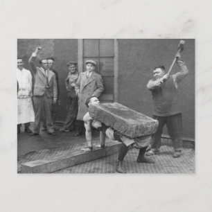 Vintage-Strongman-Felsentrick Postkarte
