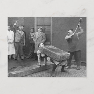 Vintage-Strongman-Felsentrick Postkarte