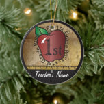 Vintage Stufe des Lehrers | Kopfbrett Keramik Ornament<br><div class="desc">Erstklassiger Lehrer Ornament. Einzigartiges Vintag Style 1. Klasse Lehrer Design bereit für Sie zu personalisieren. In einem Vintagen Schulstil mit dem Sprichwort "1st Grade Rocks" Lehrer Weihnachtsschmuck. 📌 Wenn Sie weitere Anpassungen benötigen, klicken Sie bitte auf "Weitere Anpassungen vornehmen" oder "Design anpassen" und verwenden Sie unser Designwerkzeug, um die Größe,...</div>
