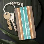 Vintage Surfbretter - subtiler Holzhintergrund Schlüsselanhänger<br><div class="desc">Ein farbenfroher Retro-Streifen-Design in Aqua-Blau und Orange auf einem Imitat Holzprint Hintergrund. Ein Vintages Surfbrettdesign mit einem Strand- und Surflook. Fügen Sie Ihren Namen oder Monogramm hinzu,  um dies zu einem persönlichen Telefongehäuse zu machen,  das sich unter Ihren Freunden herausstellen wird. Der Name ist ein dünner Serif-Schriftart.</div>