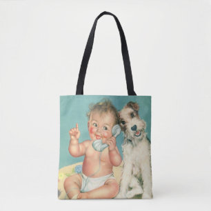 Vintage süßes Baby, das mit Hund am Telefon sprich
