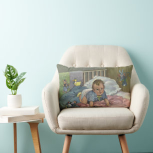 Vintage süßes Baby spielt im Kinderbett, Kindersch Lendenkissen