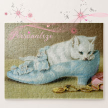 Vintage süßes weißes Kätzchen in einem blauen Sati
