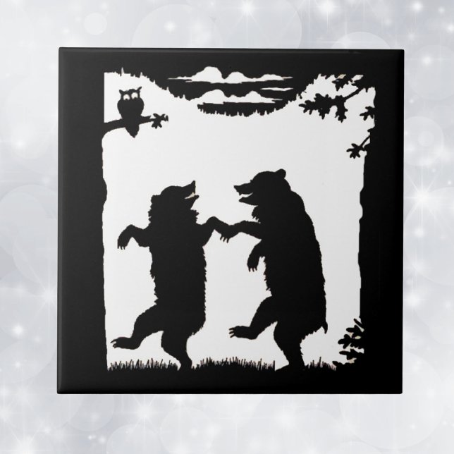Vintage Tanzbären Schwarze Silhouette Bäume Owl Fliese (Black and white image of bears dancing under trees in forest with owl on decorative tile.)