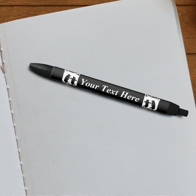 Vintage Tanzbären Schwarze Silhouette Bäume Owl Kugelschreiber (Silhouettes of dancing black bears under trees with watching owl on black and white writing pen.)