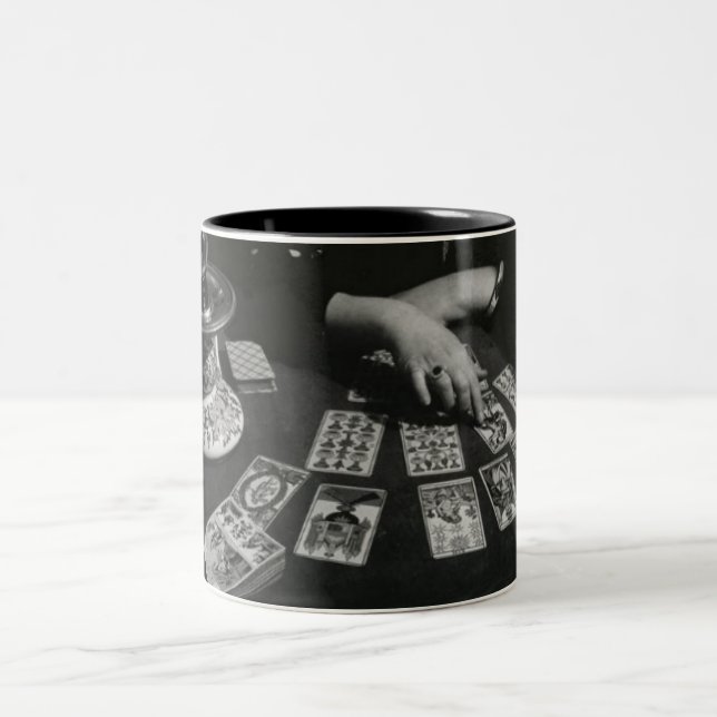 Vintage Tarot-Leser-Tasse Zweifarbige Tasse (Mittel)