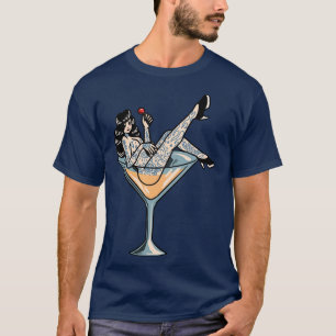 Vintage Tattooid-Girl sitzend in einem Martini-Gla T-Shirt
