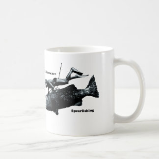Vintage-Taucher beim Freediving und Speerfischen Tasse
