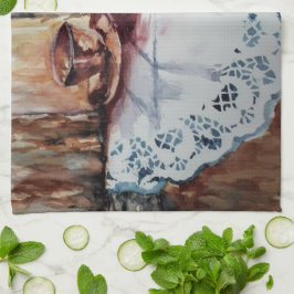 Vintage Teebecher auf weißer Leinen Geschirrtuch