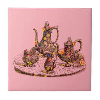 Vintage Teekannen auf rosa dekorativer Fliese