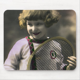 Vintage-Tennissport, glückliches Mädchen mit Schlä Mousepad