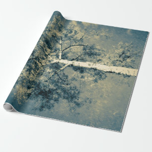 Vintage-Textur-Waldbaum gegen grauen Himmel Geschenkpapier