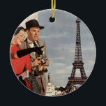 Vintage Touristen, die im Pariser Eiffelturm reise Keramikornament<br><div class="desc">Vintages Bild der Reise und des Transportes mit dem Eiffelturm im Hintergrund. Hier können Sie die Sehenswürdigkeiten von Neuvermählten in Paris bewundern. Eine Liebe und Romantik-Design mit einem Mann und einer Frau in einem romantischen Urlaub, ein Paar in der Stadt der Lichter auf ihren Flitterwochen. Sie hält eine Stadtkarte und...</div>