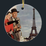 Vintage Touristen, die im Pariser Eiffelturm reise Keramikornament<br><div class="desc">Vintages Bild der Reise und des Transportes mit dem Eiffelturm im Hintergrund. Hier können Sie die Sehenswürdigkeiten von Neuvermählten in Paris bewundern. Eine Liebe und Romantik-Design mit einem Mann und einer Frau in einem romantischen Urlaub, ein Paar in der Stadt der Lichter auf ihren Flitterwochen. Sie hält eine Stadtkarte und...</div>
