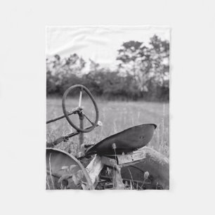 Vintage-Traktor im Gras Fleecedecke