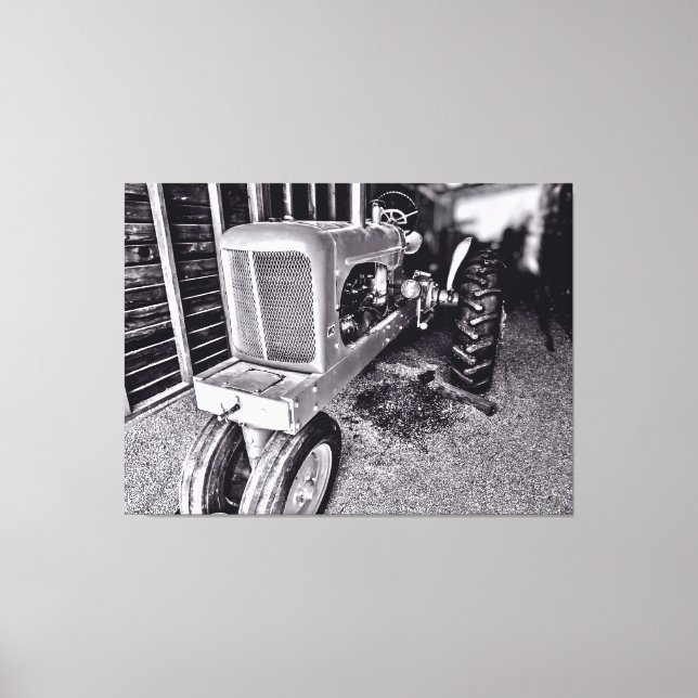 Vintage-Traktor in einer Scheune 2 Leinwanddruck (Vorderseite)