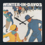 Vintage Travel, Art Deco, Winter Davos Schweiz Quadratische Wanduhr<br><div class="desc">Vintage Illustrationswerbung, europäisches Reiseplakat oder Gepäcklabel aus Davos, Schweiz mit einem Liebe- und Romantik-Sportdesign mit Eis Skaten. Winter in Davos.</div>