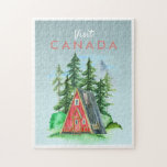 Vintage Travel Postkarte | Canada Jigsaw Puzzle<br><div class="desc">Ein perfektes Kunstwerk für jeden, der Kanada Liebe. Mit Aquarellbild einer charmanten Hütte im Wald. Fügen Sie diesem Design Ihre benutzerdefinierte Formulierung hinzu, indem Sie die "Diese Vorlage bearbeiten"-Felder auf der rechten Seite des Elements verwenden, oder klicken Sie auf die blaue Schaltfläche "Anpassen", um den Text anzuordnen, die Schriftart und...</div>