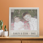 Vintage Trendy-Foto-Rahmen mit einem Foto Künstlicher Leinwanddruck<br><div class="desc">Ein Vintages und trendiges Design mit einem Retro-Rahmen, mit dem Sie Ihr Lieblings-Selfie oder Portrait eines Freundes hinzufügen können. Dieses niedliche Urlaubsdekor fügt sich perfekt in die Landschaft ein. Ein Retro-Design, das Sie in die Zeit zurückführen wird, Fotos mit einer lustigen Kamera zu nehmen. Machen Sie ein unvergessliches Ornament für...</div>