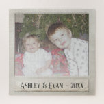 Vintage Trendy-Foto-Rahmen mit einem Foto Puzzle<br><div class="desc">Ein Vintages und trendiges Design mit einem Retro-Rahmen, mit dem Sie Ihr Lieblings-Selfie oder Portrait eines Freundes hinzufügen können. Dieses niedliche Urlaubsdekor fügt sich perfekt in die Landschaft ein. Ein Retro-Design, das Sie in die Zeit zurückführen wird, Fotos mit einer lustigen Kamera zu nehmen. Machen Sie ein unvergessliches Ornament für...</div>