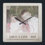 Vintage Trendy-Foto-Rahmen mit einem Foto Quadratische Wanduhr<br><div class="desc">Ein Vintages und trendiges Design mit einem Retro-Rahmen, mit dem Sie Ihr Lieblings-Selfie oder Portrait eines Freundes hinzufügen können. Dieses niedliche Urlaubsdekor fügt sich perfekt in die Landschaft ein. Ein Retro-Design, das Sie in die Zeit zurückführen wird, Fotos mit einer lustigen Kamera zu nehmen. Machen Sie ein unvergessliches Ornament für...</div>