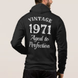 Vintage Typografie bis zur Vollkommenheit Geburtst Hoodie<br><div class="desc">Vintage Typografie Alter bis Vollkommenheit Geburtstagskorb für Männer. Fügen Sie Ihr eigenes benutzerdefiniertes Jahr hinzu. Die schöne Geschenkidee für Papa,  Onkel,  Opa,  Bruder,  Freund,  Mitarbeiter etc. Schwarz-Weiß-Design. Ideal für 50.,  60.,  70. Geburtstage. Zipperte Hoodies für ihn.</div>