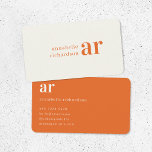 Vintage Typografie Monogram Retro Orange Stilvoll Visitenkarte<br><div class="desc">Eine Vintage Monogramm Visitenkartengestaltung mit Retro-Typografie,  die leicht mit Ihrem Namen und Ihren Initialen personalisiert werden kann,  um ein einzigartiges,  kundenspezifisches Bürodesign zu schaffen! Das Design ist mit einem klassischen Elfenbein-Hintergrund im alten Stil und einer orangefarbenen Schrift mit komplementärem Hintergrund auf der Rückseite ausgestattet.</div>