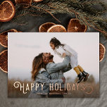 Vintage Typografie Orange Happy Holidays Foto Folien Feiertagskarte<br><div class="desc">Diese schöne Urlaubsfotokarte zeigt Vintage Typografie mit dem Titel "Happy Holidays" in echter Folie. Die Rückseite der Karte enthält ein Vintages Design von Winterorangen und Blüten. Ein Foto-Overlay mit dunklem Farbverlauf auf der Kartenvorderseite ermöglicht es, den Weißtext gegen Ihr Foto abzuheben - Größe und Platzierung des Overlays können bei Bedarf...</div>