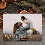 Vintage Typografie Orangen Frohe Weihnachtszeit Fo Folien Feiertagskarte<br><div class="desc">Diese schöne Urlaubsfotokarte zeigt Vintage Typografie-Lesart "Frohe Weihnachten" in echter Folie. Die Rückseite der Karte enthält ein Vintages Design von Winterorangen und Blüten. Ein Foto-Overlay mit dunklem Farbverlauf auf der Kartenvorderseite ermöglicht es,  den Weißtext gegen Ihr Foto abzuheben - Größe und Platzierung des Overlays können bei Bedarf angepasst werden.</div>