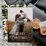 Vintage Typografie Winterorange Foto Weihnachten Folien Feiertagskarte<br><div class="desc">Diese schöne Urlaubsfotokarte zeigt Vintage Typografie-Lesart "Frohe Weihnachten" in echter Folie. Die Rückseite der Karte zeichnet sich durch ein Vintages Design von Winterorangen und Blüten aus. Auf der Vorderseite der Karte befindet sich ein Foto-Overlay mit dunklem Farbverlauf, das den Text gegenüber Ihrem Foto abhebt. Bei Bedarf können Größe und Platzierung...</div>