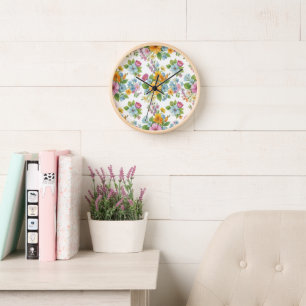 Vintage-Uhr mit Wildblumenmuster an der Holzwand Uhr
