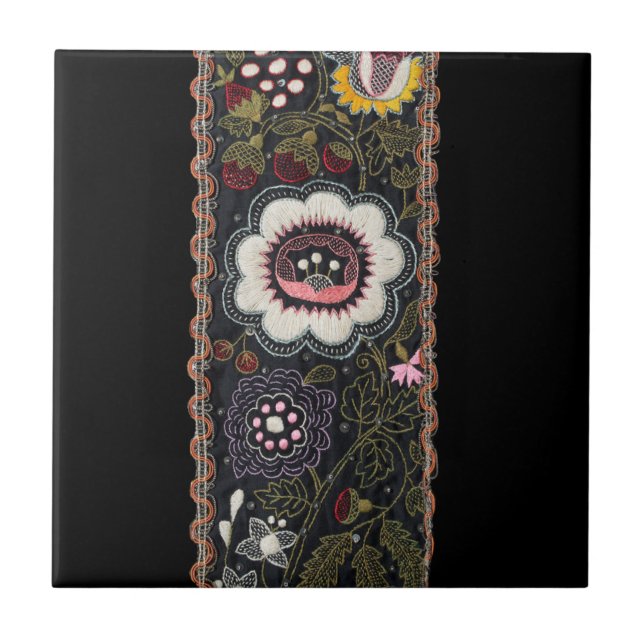 Vintage ungarische Stickerei auf Schwarz Fliese (Vorderseite)