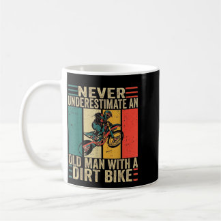 Vintage unterschätze einen alten Mann mit einem Di Kaffeetasse