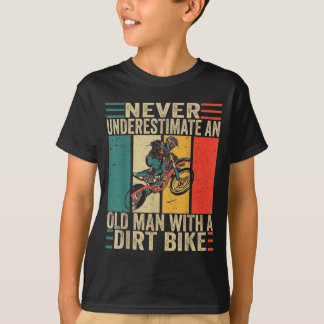 Vintage unterschätze einen alten Mann mit einem Di T-Shirt