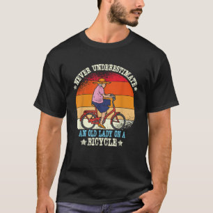 Vintage Unterschätze niemals eine alte Dame auf ei T-Shirt