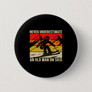 Vintage Unterschätze niemals einen alten Mann auf Button
