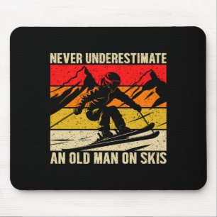 Vintage Unterschätze niemals einen alten Mann auf  Mousepad