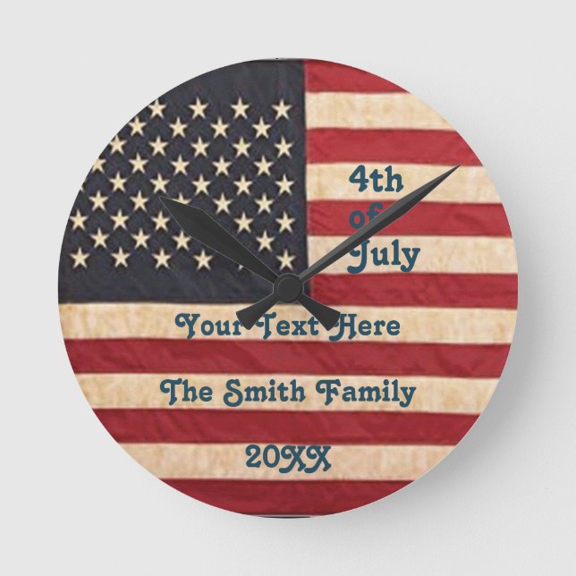 Vintage US Flagge unter amerikanischer Flagge Runde Wanduhr (Vorderseite)
