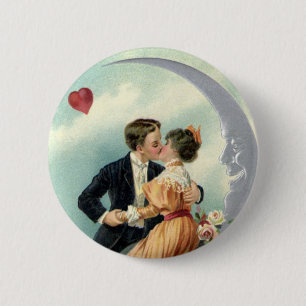 Vintage Valentinstag viktorianischer Kuss auf dem Button