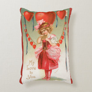 Vintage Valentinstag, viktorianisches Mädchen mit Dekokissen