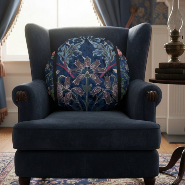 Vintage Veloursblüten: gotisch-inspirierte Eleganz Rundes Kissen (Von Creator hochgeladen)